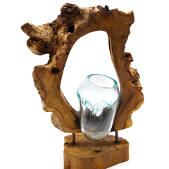 Vase en verre soufflé sur bois