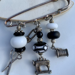 DeeWeeBroche épingle en métal argenté et ses perles en noir et blanc